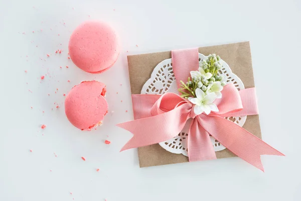 Kraft envelope and macarons — Stock Photo, Image