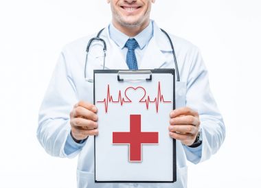 Steteskoplu erkek doktor.