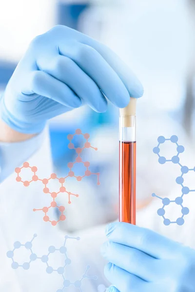 Chemik z probówki w ręce — Zdjęcie stockowe