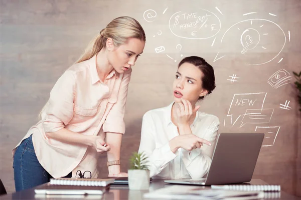 Mujer de negocios con colega en la oficina — Foto de Stock