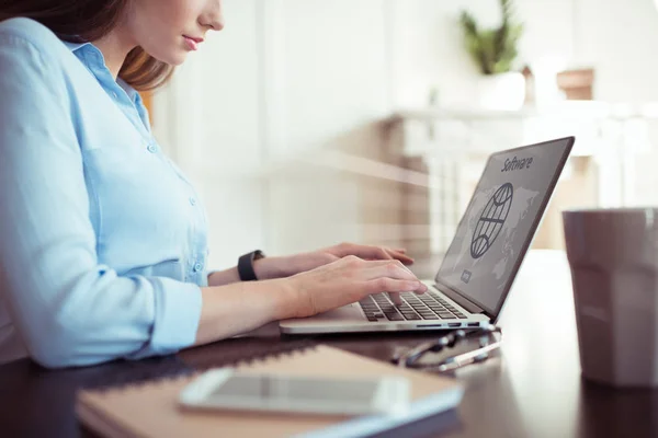 Pengusaha wanita yang bekerja dengan laptop — Stok Foto