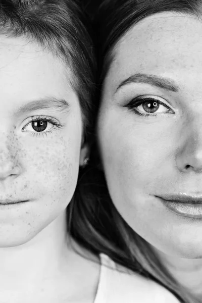 Beautiful mother and daughter — Stock Photo, Image