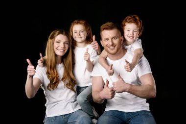 aile içinde beyaz t-shirt 