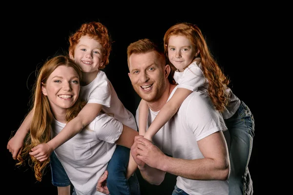 Glada rödhårig familj — Stockfoto