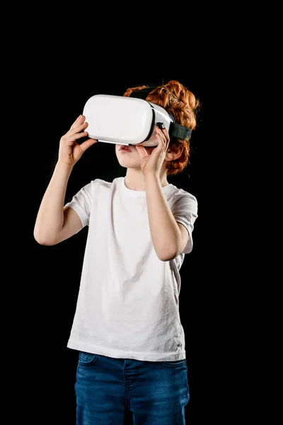 Мальчик в наушниках виртуальной реальности — стоковое фото