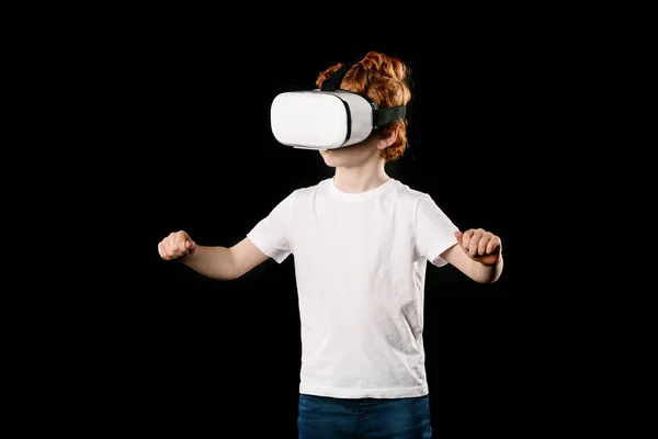 Мальчик в наушниках виртуальной реальности — стоковое фото