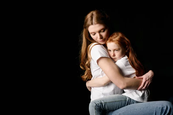 Мать обнимает дочь — стоковое фото