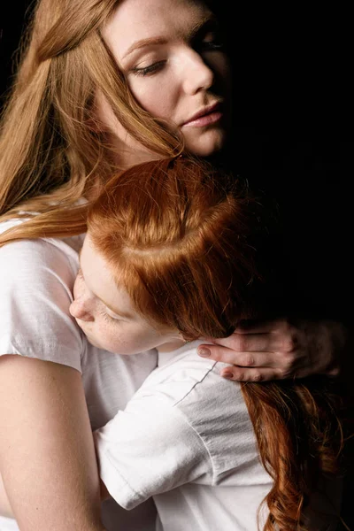 Мати обійматися дочку — стокове фото