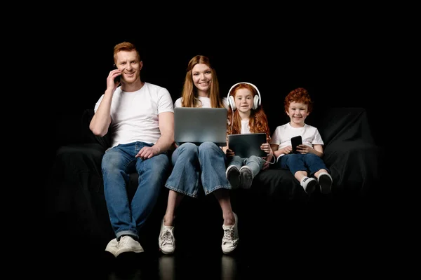 Famille utilisant des appareils numériques — Photo