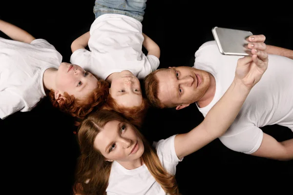 Familie macht Selfie — kostenloses Stockfoto