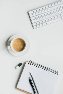 Ofis, banka donatımı ve kahve ile klavye