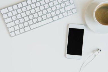 akıllı telefon ve kulaklık ile klavye