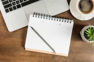 Laptop ve defter işyerinde 