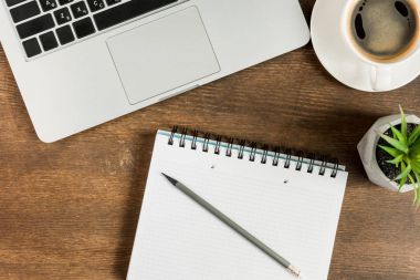 Laptop ve defter işyerinde 