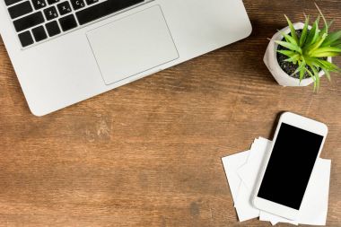 Laptop ve smartphone işyerinde