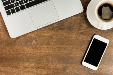 Laptop ve smartphone işyerinde 