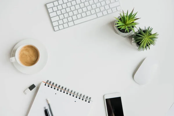 Toetsenbord met kantoorbenodigdheden en smartphone — Stockfoto