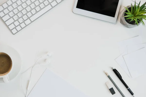 Teclado com material de escritório — Fotografia de Stock