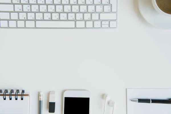 Teclado com material de escritório — Fotografia de Stock