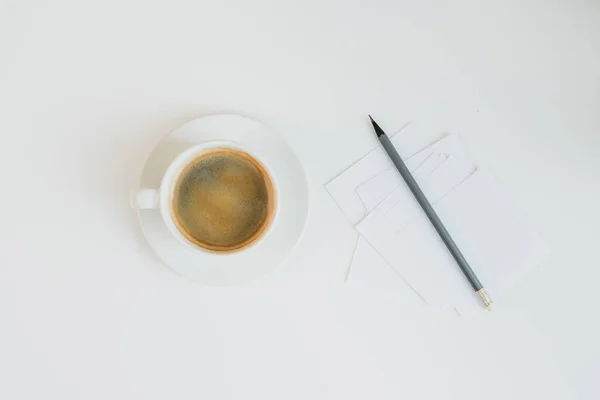 Notas em branco com lápis e xícara de café — Fotografia de Stock