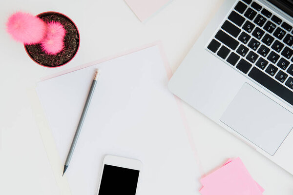 Ноутбук и бумага на рабочем месте
 