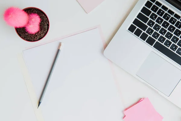 Laptop e papéis no local de trabalho — Fotografia de Stock