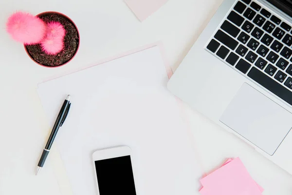 Laptop e papéis no local de trabalho — Fotografia de Stock