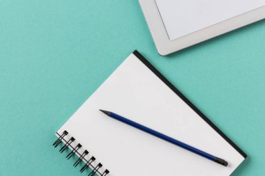 defter kalem ve dijital tablet ile