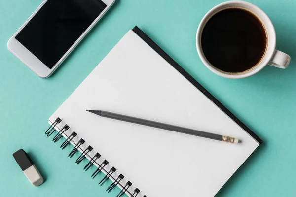 Notebook dengan secangkir kopi dan smartphone — Stok Foto