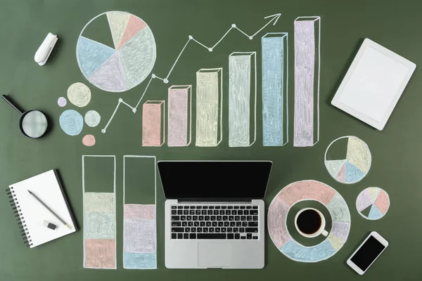 Portátil y gráficos de negocios —  Fotos de Stock