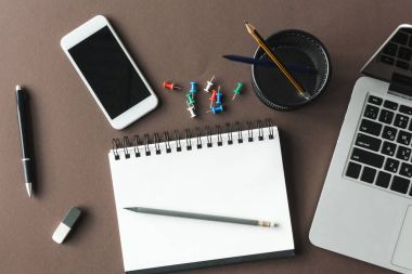 Defter ve smartphone işyerinde 