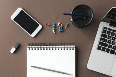 Defter ve smartphone işyerinde 