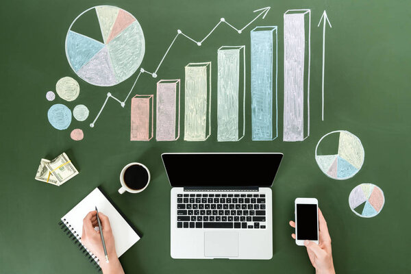 Пользователь, использующий устройства
 