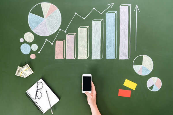 Деловой человек с помощью смартфона
 