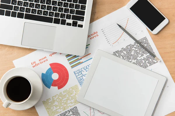 Digitale apparaten en zakelijke grafieken — Stockfoto