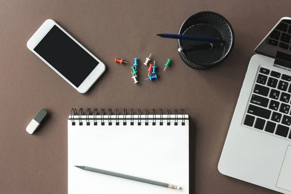 Buku catatan dan smartphone di tempat kerja — Stok Foto