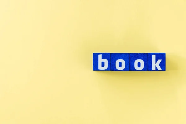 Boek word gemaakt van blauwe blokjes — Stockfoto