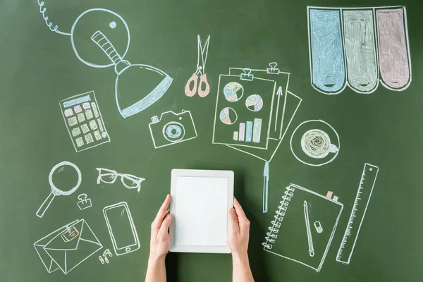 Hands holding tablet — Stock Photo, Image