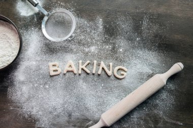 Çerezler pudra şekeri ile mektup formları