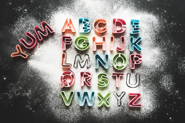 Bakken van formulieren voor cookies in de vormen van letters — Stockfoto
