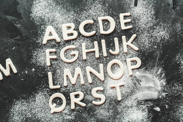 Teig für Plätzchen in Buchstaben — Stockfoto