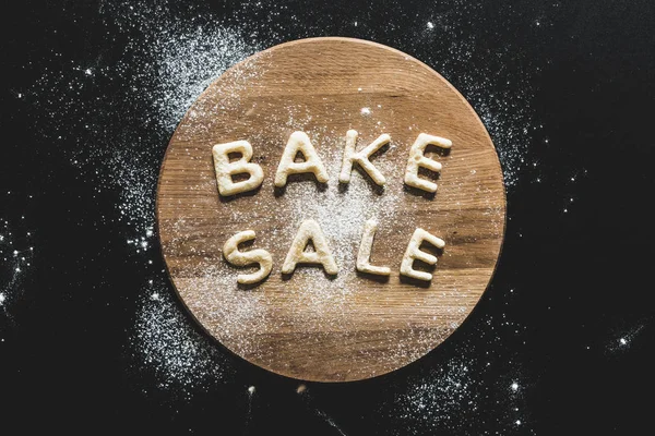 Biscoitos em forma de letras com açúcar em pó — Fotografia de Stock