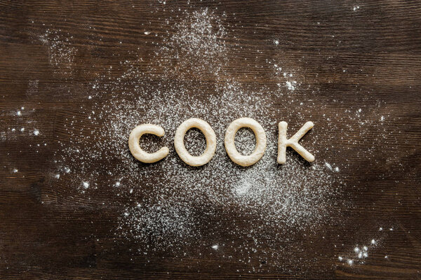 печенье в виде букв с сахарной пудрой
