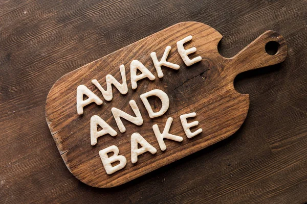 Edible lettering on cutting board — Free Stock Photo