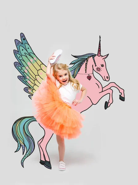 Chica con dibujado a mano unicornio colorido —  Fotos de Stock