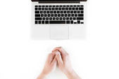 emberi kéz és laptop 