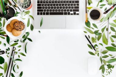 Laptop ve kahve işyerinde 