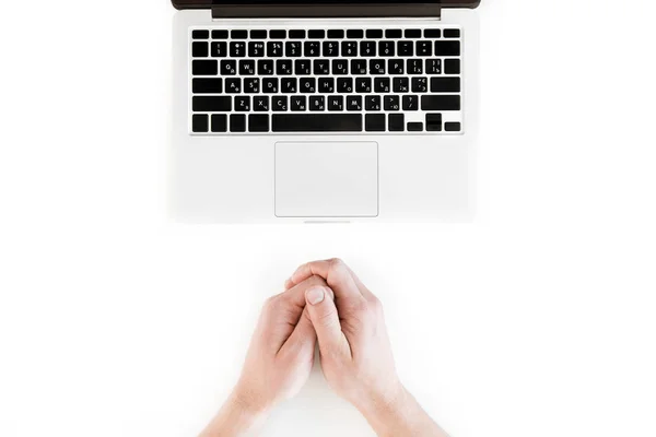 Menselijke handen en laptop — Stockfoto