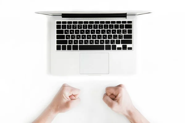 Mänskliga händer och laptop — Stockfoto
