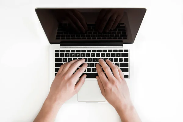 Menselijke handen en laptop — Stockfoto